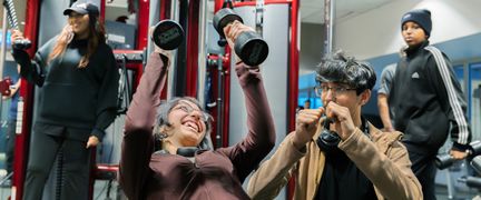 fyra unga personer som tränar på gymmet