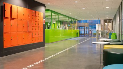 Orange skåp bredvid en grön reception