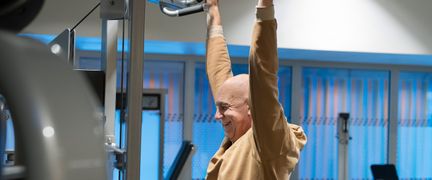 äldre person som hänger i styrkeställning