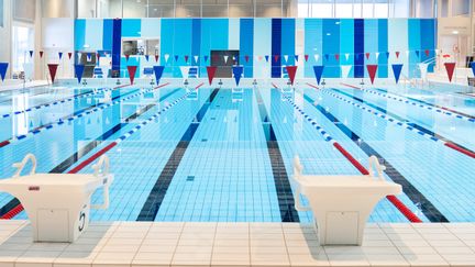 Bassängen i Angered Arena. I bakgrunden en blå vägg. I taket hänger det vimplar.