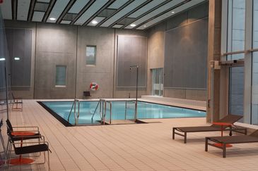Undervisningsbassängen i Angered Arena. Bassängen har en trappa med handtag och en liftanordning.