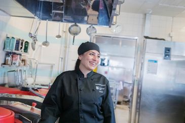 Glad kock i köksmiljö