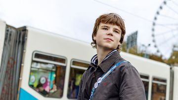 En ung person i stadsmiljö