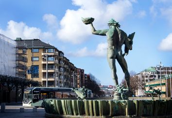 Statyn Poseidon i Göteborgs stadsmiljö