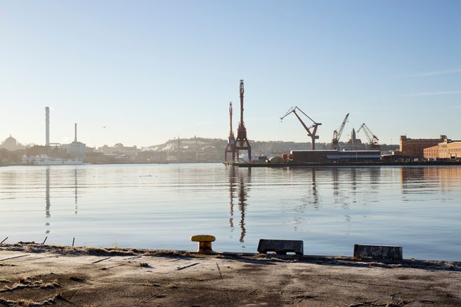 Foto över vattnet i Frihamnen, kranar i bakgrunden.