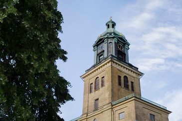 Domkyrkan i Göteborgs torn med blå himmel i bakgrunden