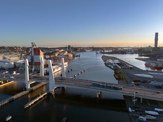 Vybild över stadsmiljö med en älv (Göta Älv) som löper genom. Över älven sträcker sig en bro - Hisingsbron.