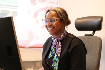 Glad person i kontorsmiljö