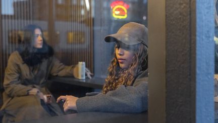 Två tjejer sitter på ett café