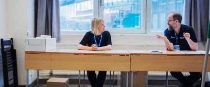 Personer som sitter vid ett bord och pratar.