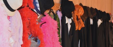 En vägg med olika teaterkläder.