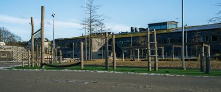 En hinderbana framför Glöstorpsskolans skolgård. En multiarena kan ses i bakgrunden.