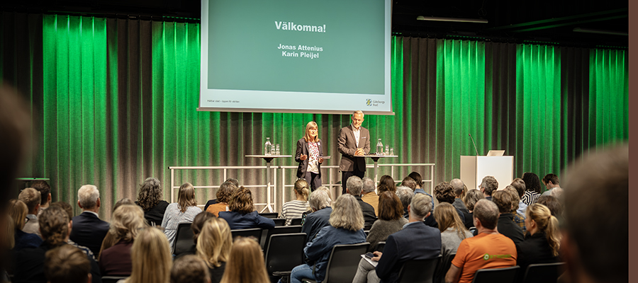 Karin Pleijel, kommunalr&aring;d med s&auml;rskilt ansvar f&ouml;r milj&ouml; och klimat och Jonas Attenius, kommunstyrelsens ordf&ouml;rande, v&auml;lkomnar deltagarna. Foto: Ulrik Fallstr&ouml;m.   
