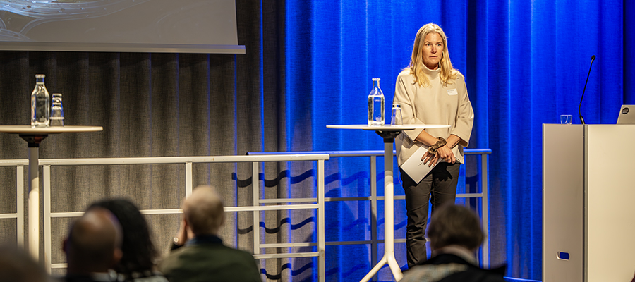Birgitta Andersson ber&auml;ttar om AB Volvos arbete med h&aring;llbar arbetspendling. Foto: Ulrik Fallstr&ouml;m