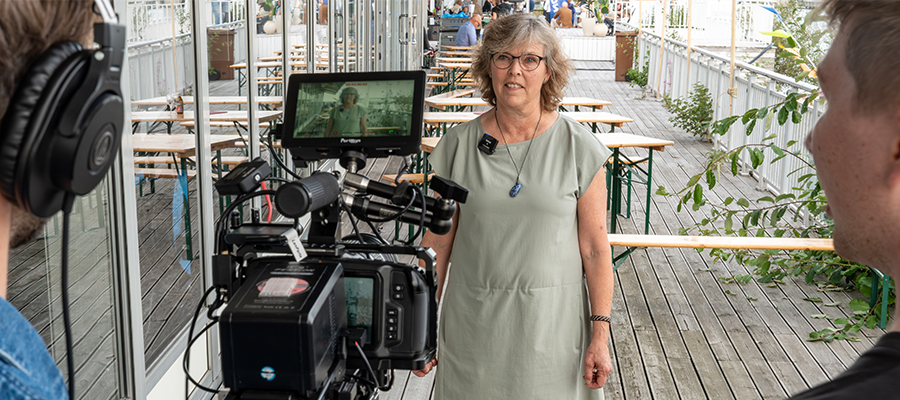 Maria Munter blir intervjuad. Foto: Ulrik Fallström.