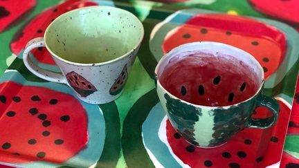 Bricka och muggar med vattenmelonsmotiv.
