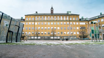 En stor skolbyggnad med ett klocktorn på toppen.