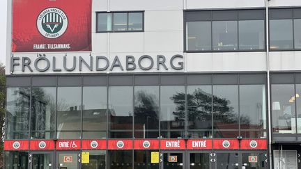 En bild på entrén i Frölundaborg. Ishockeylaget Frölundas flagga hänger ovanför fönstren.