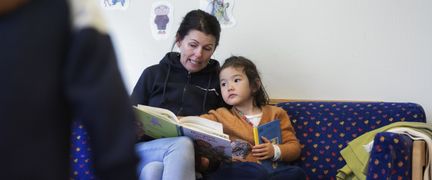 En kvinna som läser för sitt barn