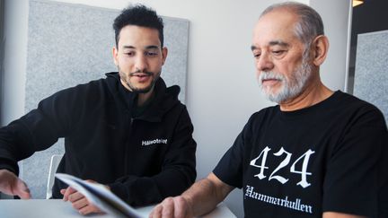 Två personer som tittar i en broschyr tillsammans.