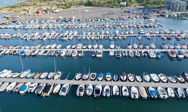 Fritidsbåtar i en hamn.