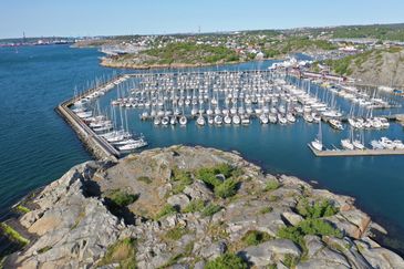 Vy över en småbåtshamn.