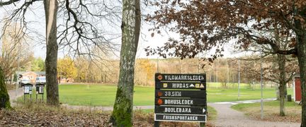 Skylt över vandringsleder i naturmiljö