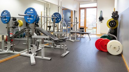 Gymmet på Skatås motionscentrum. Fria vikter.