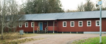 En röd träbyggnad i en våning