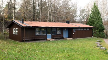 Brunt enplanshus av trä