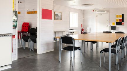 Möteslokal med bord och stolar