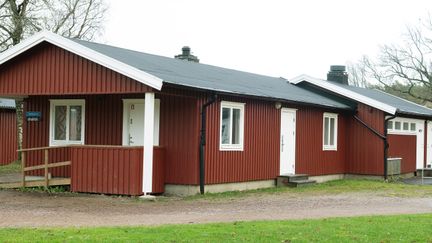 Enplansbyggnad av trä, röd med vita knutar