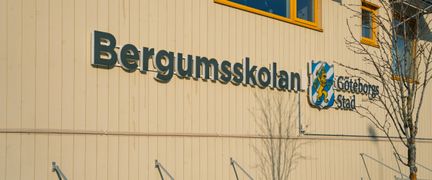 Bergumsskolans skylt på en av skolbyggnaderna.