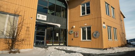 Bergumsskolans huvudentré med skolans skylt i bakgrunden.