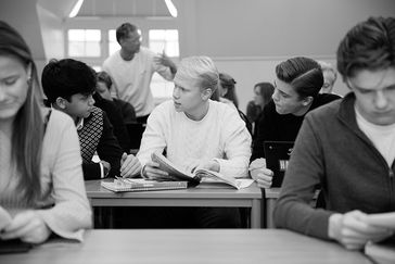 Elever diskuterar på lektion