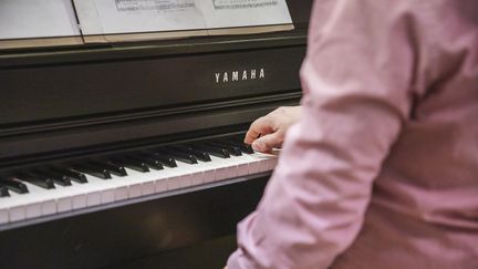 En person spelar piano.