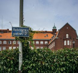 Gatuskylt Rektorsgatan med Hvitfeldtska gymnasiet i bakgrunden