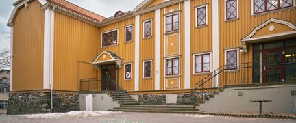 Backaskolans skolgård med huvudbyggnaden i bakgrunden.