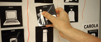 Bildstöd sitter på en vägg.