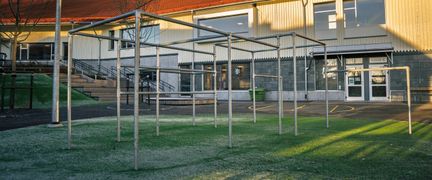 En metallställning på Askimsskolans skolgård.