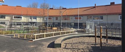 Askimsskolans skolgård med en lekplats bakgrunden.