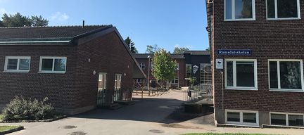 Ramsdalsskolans skylt på en av skolbyggnaderna.