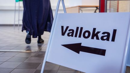 En skylt med texten vallokal och en pil åt vänster.