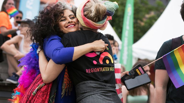 Två personer kramas under Pride-festivalen i Göteborg.