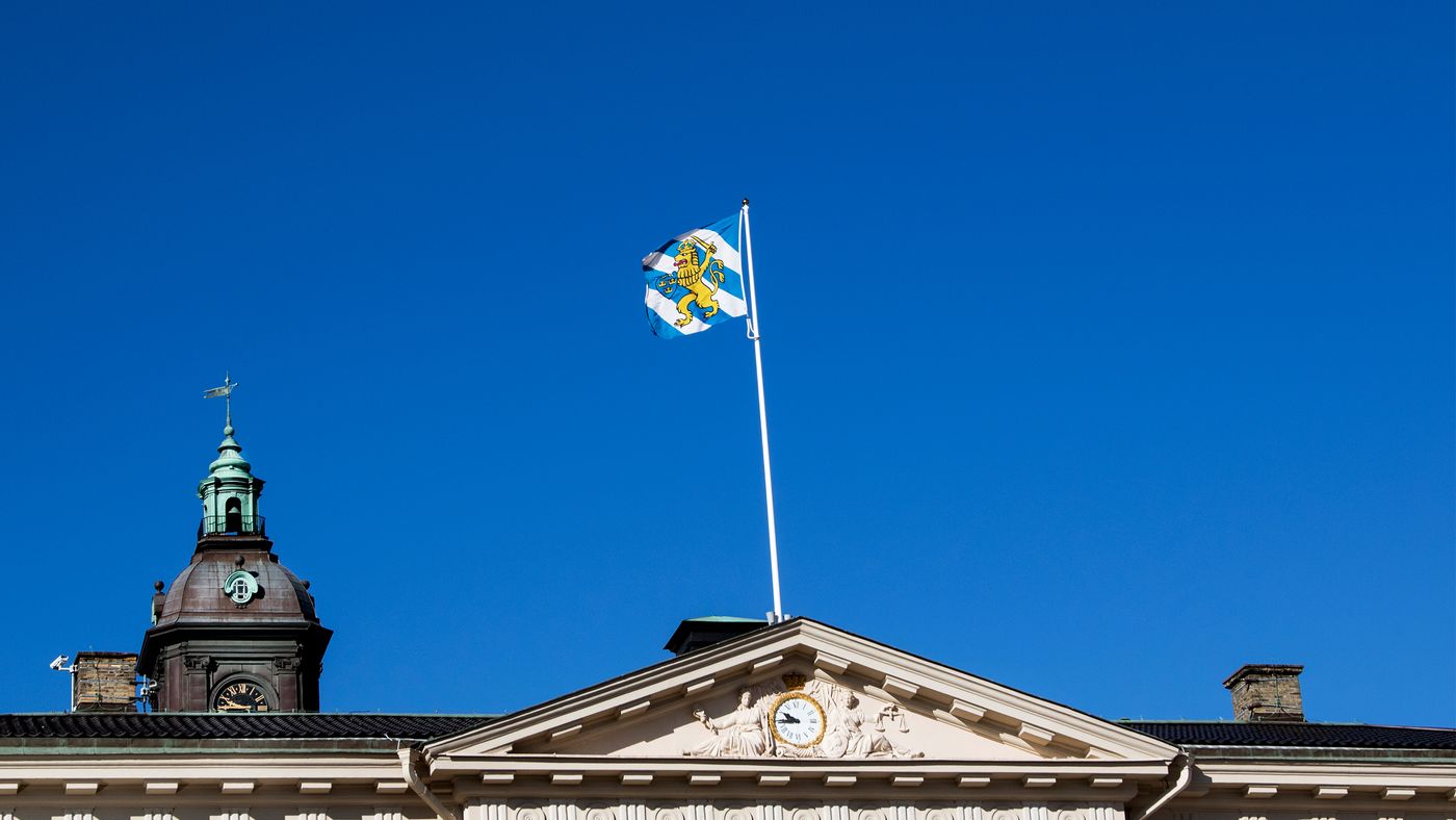 Bild på Göteborgs Stads hissade flagga högst upp på Rådhuset.