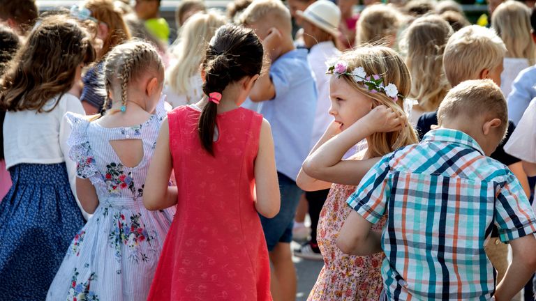 Bild på barn som firar skolavslutning på sommaren.