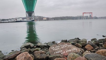  Ett foto av en sten med texten 