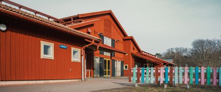 En av Brännöskolans byggnader med ett staket i bakgrunden.