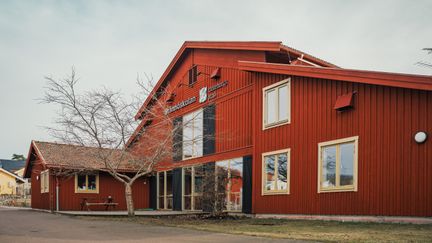Brännöskolans huvudbyggnad med skolans skylt i fokus.