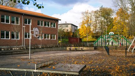 Bilden är av Utbynässkolan - en rödbrun tegelbyggnad med mycket grönska kring